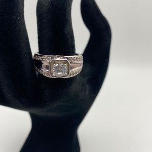 Beautiful Silver Ring w/ Crystals